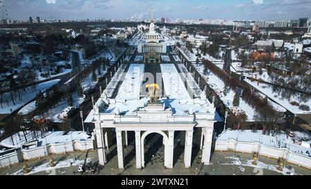 Blick von oben auf den historischen Platz mit Bögen im Winter. Kreativ. Wunderschönes historisches Zentrum mit Platz und Dampfbögen im Winter. Sowjetische Architektur Stockfoto