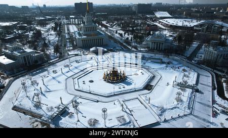 Blick von oben auf den runden Platz im Winter. Kreativ. Wunderschöner historischer Platz mit Brunnen an sonnigen Wintertagen. Sovetskaja Platz mit Architektur und Stockfoto