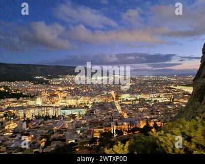 Blick vom Berg Lycabettus von Athen. Athen ist die Hauptstadt Griechenlands. Es war auch im Herzen des antiken Griechenlands, einer mächtigen Zivilisation und einem Reich. Die Stadt wird immer noch von Wahrzeichen aus dem 5. Jahrhundert v. Chr. dominiert, darunter die Akropolis, eine Zitadelle auf einem Hügel, die mit antiken Gebäuden wie dem mit Säulen versehenen Parthenon-Tempel gekrönt ist. Im Akropolis-Museum und dem Archäologischen Nationalmuseum werden Skulpturen, Vasen, Schmuck und vieles mehr aus dem antiken Griechenland aufbewahrt. Stockfoto