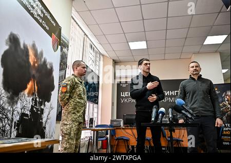 Nicht exklusiv: ZAPORIZHZHIA, UKRAINE - 19. MÄRZ 2024 - Bevollmächtigter Vertreter des Verteidigungsministeriums der Ukraine bei der Rekrutierung von Oleksii Bezhevet Stockfoto