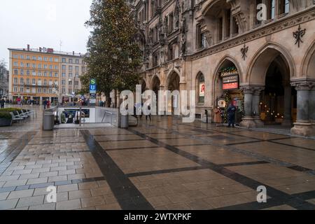 München, Deutschland - 26. DEZEMBER 2021: Gebäude rund um den Marienplatz, einen der lebendigsten Plätze in München, der bayerischen Hauptstadt Stockfoto