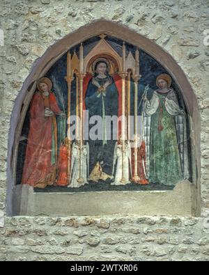 Mittelalterliches Fresko in einer Nische, das die Madonna mit den Heiligen Agnes und Apollonia darstellt. Basilika Santa Maria di Collemaggio, L'Aquila, Abruzzen, Italien, Stockfoto