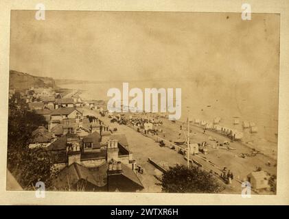 Vintage-Foto von britischem Badeort, Bademaschinen am Strand, Touristen, 1880er Jahre, unbekannte Lage, viktorianisches 19. Jahrhundert Stockfoto