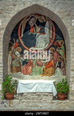 Mittelalterliches Fresko in einer Nische, das die Himmelfahrt und Krönung der Jungfrau darstellt. Basilika Santa Maria di Collemaggio, L'Aquila, Abruzzen, Italien Stockfoto