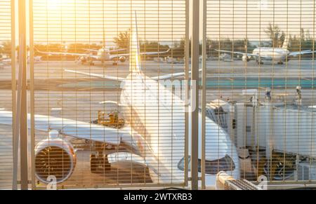 Flugzeug hinter Gittern, Zaun, Verbot, eingeschränkte Sicht vom Flughafenterminal Stockfoto