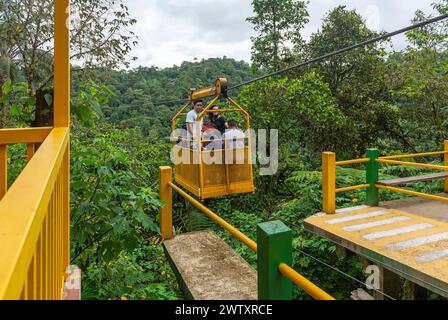 Touristen in der Tarabita Seilbahn Transport über Mindo Nebelwald, Quito, Ecuador. Stockfoto