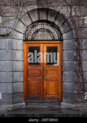 Tür zur Schule für Botanik am Trinity College, Dublin, irland. Stockfoto