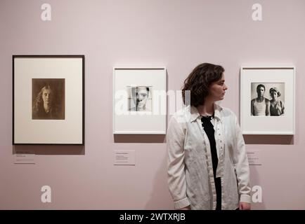 National Portrait Gallery, London, Großbritannien. März 2024. Francesca Woodman und Julia Margaret Cameron: Porträts to Dream in. Die Fotografen Francesca Woodman und Julia Margaret Cameron sind zwei der einflussreichsten Frauen in der Geschichte der Fotografie. Sie lebten ein Jahrhundert auseinander – Cameron arbeitete in Großbritannien und Sri Lanka ab den 1860er Jahren und Woodman in Amerika und Italien ab den 1970er Jahren Beide Frauen erforschten Porträtaufnahmen, die über ihre Fähigkeit hinausgingen, das Erscheinungsbild aufzunehmen. Bild: Bild (l bis r): Julia Margaret Cameron, Julia Jackson, Albumendruck, 1867. National Portrait Gallery London; Francesca Woodman, Ben Stockfoto