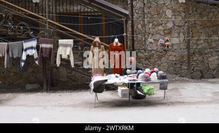 Georgien, Tiflis - 26. September 2023: Basar mit Menschen in den Bergen. Archivmaterial. Touristenbasar mit Souvenirs zwischen felsigen Bergen. Souvenirs Stockfoto