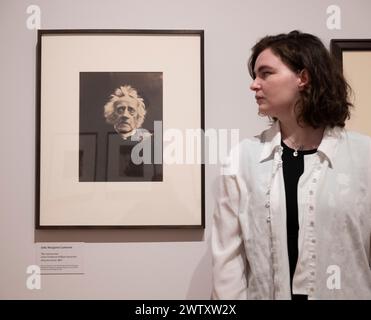 National Portrait Gallery, London, Großbritannien. März 2024. Francesca Woodman und Julia Margaret Cameron: Porträts to Dream in. Die Fotografen Francesca Woodman und Julia Margaret Cameron sind zwei der einflussreichsten Frauen in der Geschichte der Fotografie. Sie lebten ein Jahrhundert auseinander – Cameron arbeitete in Großbritannien und Sri Lanka ab den 1860er Jahren und Woodman in Amerika und Italien ab den 1970er Jahren Beide Frauen erforschten Porträtaufnahmen, die über ihre Fähigkeit hinausgingen, das Erscheinungsbild aufzunehmen. Bild: Julia Margaret Cameron, der Astronom (John Frederick William Herschel), Albumendruck, 1867. Geliehen vom Museum of Art, Rhode Island S Stockfoto