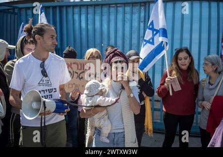 Jerusalem, Israel. März 2024. Israelische Rechtsaktivisten nehmen an einem Protest Teil, als sie den Eingang zum Büro des Hilfswerks der Vereinten Nationen für Palästinaflüchtlinge (UNRWA) blockieren. Quelle: Ilia Yefimovich/dpa/Alamy Live News Stockfoto