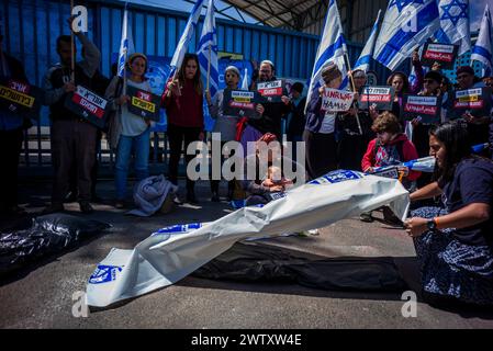 Jerusalem, Israel. März 2024. Israelische Rechtsaktivisten nehmen an einem Protest Teil, als sie den Eingang zum Büro des Hilfswerks der Vereinten Nationen für Palästinaflüchtlinge (UNRWA) blockieren. Quelle: Ilia Yefimovich/dpa/Alamy Live News Stockfoto