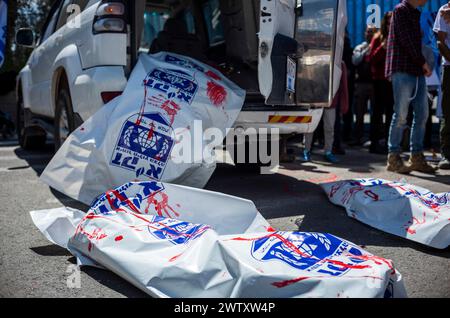 Jerusalem, Israel. März 2024. Leichensäcke sind abgebildet, wo israelische Rechtsaktivisten vor dem Büro des Hilfswerks der Vereinten Nationen für Palästinaflüchtlinge (UNRWA) protestieren. Quelle: Ilia Yefimovich/dpa/Alamy Live News Stockfoto