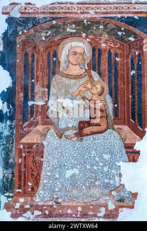 Fresko in der Kirche San Silvestro in L'Aquila, die eine Madonna darstellt, die auf einem Thron sitzt, während sie ihr Kind stillt. L'Aquila, Abruzzen, Italien Stockfoto