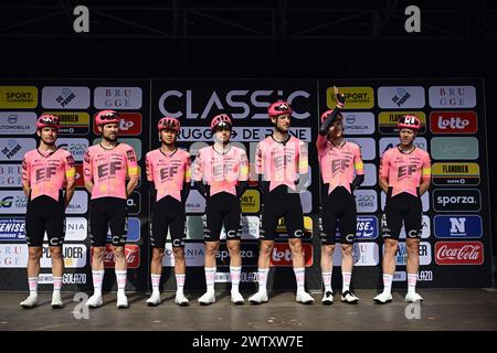 De Panne, Belgien. März 2024. EF Education-EasyPost-Fahrer, die bei der Teampräsentation des „Classic Brugge-de Panne“ eintägigen Radrennens der Herren, 198, 9 km von Brügge nach de Panne, Mittwoch, den 20. März 2024, abgebildet wurden. BELGA FOTO DIRK WAEM Credit: Belga News Agency/Alamy Live News Stockfoto