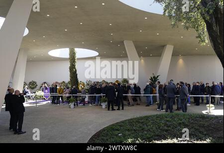 Florenz, Italien. März 2024. Amici e parenti omaggiano la salma di Joe Barone alla Camera Ardente del DG della Fiorentina presso il Viola Park Rocco Commisso a Firenze, Italia - Cronaca, Sport. 20. März 2024 (Foto Marco Bucco/LaPresse) die Menschen würdigen Joe Barones Leiche während der Begräbniskammer der GD Fiorentina im Viola Park Rocco Commisso in Florenz, Italien - Nachrichten, Sport. März 2024 (Foto: Marco Bucco/LaPresse) Credit: LaPresse/Alamy Live News Stockfoto