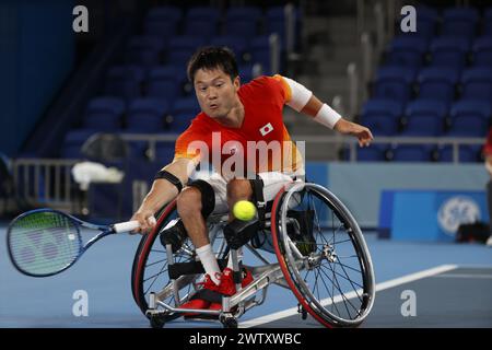 Tokio, Japan. März 2024. Japans Shingo Kunieda wurde beim Goldmedaillenspiel der Männer im Einzelrollstuhl Tennis am 11. Tag in Tokio 2020 in Aktion genommen. Der japanische Shingo Kunieda besiegelte zum vierten Mal das Gold und besiegte Tom Egberink aus den Niederlanden. Der japanische Gastgeberheld Shingo Kunieda holte am Samstag (4. September), dem letzten Tag des Rollstuhltennis-Turniers bei den Paralympischen Spielen in Tokio 2020, die vierte Goldmedaille seiner Karriere, als er Tom Egberink aus den Niederlanden in zwei Sätzen besiegte. Quelle: SOPA Images Limited/Alamy Live News Stockfoto