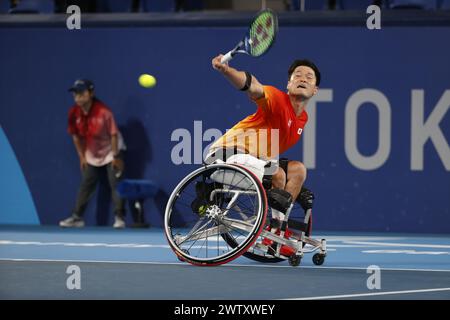 Japans Shingo Kunieda wurde beim Goldmedaillenspiel der Männer im Einzelrollstuhl Tennis am 11. Tag in Tokio 2020 in Aktion genommen. Der japanische Shingo Kunieda besiegelte zum vierten Mal das Gold und besiegte Tom Egberink aus den Niederlanden. Der japanische Gastgeberheld Shingo Kunieda holte am Samstag (4. September), dem letzten Tag des Rollstuhltennis-Turniers bei den Paralympischen Spielen in Tokio 2020, die vierte Goldmedaille seiner Karriere, als er Tom Egberink aus den Niederlanden in zwei Sätzen besiegte. (Foto: James Matsumoto/SOPA Images/SIPA USA) Stockfoto