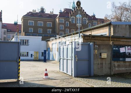 Bautzen Stasi Knast Gedenkstätte im sächsischen Bautzen gab es es historisch zwei Gefängnisse, die heute insbesondere für Unrecht und politische Verfolgung in der Sowjetischen Besatzungszone und in der DDR bekannt sind. Zwischen 1902 und 1906 wurde an der Lessingstraße in der Bautzener Ostvorstadt ein großzügiges neues Gerichtsgebäude errichtet, dem ein Vollzugskomplex angeschlossen war. Dieser umfasste 134 Einzel-, 23 Dreimann-, 2 Durchgangs-, 4 Kranken- und 5 Arrestzellen. Von 1945 bis 1949 diente es der sowjetischen Militärverwaltung als Untersuchungsgefängnis, von wo aus die Verurteilten dire Stockfoto