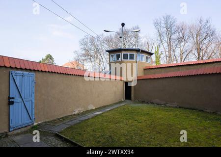 Bautzen Stasi Knast Gedenkstätte im sächsischen Bautzen gab es es historisch zwei Gefängnisse, die heute insbesondere für Unrecht und politische Verfolgung in der Sowjetischen Besatzungszone und in der DDR bekannt sind. Zwischen 1902 und 1906 wurde an der Lessingstraße in der Bautzener Ostvorstadt ein großzügiges neues Gerichtsgebäude errichtet, dem ein Vollzugskomplex angeschlossen war. Dieser umfasste 134 Einzel-, 23 Dreimann-, 2 Durchgangs-, 4 Kranken- und 5 Arrestzellen. Von 1945 bis 1949 diente es der sowjetischen Militärverwaltung als Untersuchungsgefängnis, von wo aus die Verurteilten dire Stockfoto