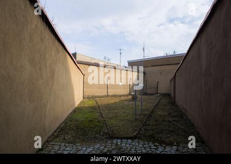 Bautzen Stasi Knast Gedenkstätte im sächsischen Bautzen gab es es historisch zwei Gefängnisse, die heute insbesondere für Unrecht und politische Verfolgung in der Sowjetischen Besatzungszone und in der DDR bekannt sind. Zwischen 1902 und 1906 wurde an der Lessingstraße in der Bautzener Ostvorstadt ein großzügiges neues Gerichtsgebäude errichtet, dem ein Vollzugskomplex angeschlossen war. Dieser umfasste 134 Einzel-, 23 Dreimann-, 2 Durchgangs-, 4 Kranken- und 5 Arrestzellen. Von 1945 bis 1949 diente es der sowjetischen Militärverwaltung als Untersuchungsgefängnis, von wo aus die Verurteilten dire Stockfoto