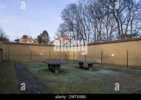 Bautzen Stasi Knast Gedenkstätte im sächsischen Bautzen gab es es historisch zwei Gefängnisse, die heute insbesondere für Unrecht und politische Verfolgung in der Sowjetischen Besatzungszone und in der DDR bekannt sind. Zwischen 1902 und 1906 wurde an der Lessingstraße in der Bautzener Ostvorstadt ein großzügiges neues Gerichtsgebäude errichtet, dem ein Vollzugskomplex angeschlossen war. Dieser umfasste 134 Einzel-, 23 Dreimann-, 2 Durchgangs-, 4 Kranken- und 5 Arrestzellen. Von 1945 bis 1949 diente es der sowjetischen Militärverwaltung als Untersuchungsgefängnis, von wo aus die Verurteilten dire Stockfoto