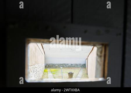 Bautzen Stasi Knast Gedenkstätte im sächsischen Bautzen gab es es historisch zwei Gefängnisse, die heute insbesondere für Unrecht und politische Verfolgung in der Sowjetischen Besatzungszone und in der DDR bekannt sind. Zwischen 1902 und 1906 wurde an der Lessingstraße in der Bautzener Ostvorstadt ein großzügiges neues Gerichtsgebäude errichtet, dem ein Vollzugskomplex angeschlossen war. Dieser umfasste 134 Einzel-, 23 Dreimann-, 2 Durchgangs-, 4 Kranken- und 5 Arrestzellen. Von 1945 bis 1949 diente es der sowjetischen Militärverwaltung als Untersuchungsgefängnis, von wo aus die Verurteilten dire Stockfoto
