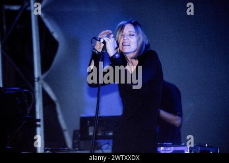 PORTIHEAD, BRISTOL FREE CONCERT, 1998: Beth Gibbons of Portishead singt beim Bristol Community Free Festival in Ashton Court, Bristol, England am 19. Juli 1998. Die Band tourte mit ihrem 2. Album Portishead und ging kurz nach diesem Konzert eine 9-jährige Pause ein. Foto: Rob Watkins. INFO: Portishead, eine britische Trip-Hop-Band, die 1991 gegründet wurde, definierte elektronische Musik mit ihrem düsteren, atmosphärischen Sound neu. Alben wie 'Dummy' präsentierten ihre eindringlichen Melodien und Beth Gibbons emotionalen Gesang und festigten damit ihren Status als Pioniere des Genres. Stockfoto