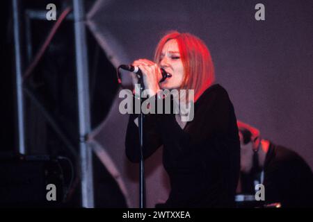 PORTIHEAD, BRISTOL FREE CONCERT, 1998: Beth Gibbons of Portishead singt beim Bristol Community Free Festival in Ashton Court, Bristol, England am 19. Juli 1998. Die Band tourte mit ihrem 2. Album Portishead und ging kurz nach diesem Konzert eine 9-jährige Pause ein. Foto: Rob Watkins. INFO: Portishead, eine britische Trip-Hop-Band, die 1991 gegründet wurde, definierte elektronische Musik mit ihrem düsteren, atmosphärischen Sound neu. Alben wie 'Dummy' präsentierten ihre eindringlichen Melodien und Beth Gibbons emotionalen Gesang und festigten damit ihren Status als Pioniere des Genres. Stockfoto