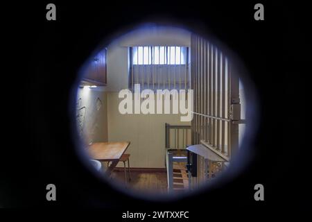 Bautzen Stasi Knast Gedenkstätte im sächsischen Bautzen gab es es historisch zwei Gefängnisse, die heute insbesondere für Unrecht und politische Verfolgung in der Sowjetischen Besatzungszone und in der DDR bekannt sind. Zwischen 1902 und 1906 wurde an der Lessingstraße in der Bautzener Ostvorstadt ein großzügiges neues Gerichtsgebäude errichtet, dem ein Vollzugskomplex angeschlossen war. Dieser umfasste 134 Einzel-, 23 Dreimann-, 2 Durchgangs-, 4 Kranken- und 5 Arrestzellen. Von 1945 bis 1949 diente es der sowjetischen Militärverwaltung als Untersuchungsgefängnis, von wo aus die Verurteilten dire Stockfoto