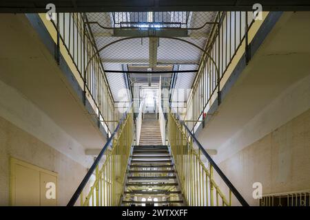 Bautzen Stasi Knast Gedenkstätte im sächsischen Bautzen gab es es historisch zwei Gefängnisse, die heute insbesondere für Unrecht und politische Verfolgung in der Sowjetischen Besatzungszone und in der DDR bekannt sind. Zwischen 1902 und 1906 wurde an der Lessingstraße in der Bautzener Ostvorstadt ein großzügiges neues Gerichtsgebäude errichtet, dem ein Vollzugskomplex angeschlossen war. Dieser umfasste 134 Einzel-, 23 Dreimann-, 2 Durchgangs-, 4 Kranken- und 5 Arrestzellen. Von 1945 bis 1949 diente es der sowjetischen Militärverwaltung als Untersuchungsgefängnis, von wo aus die Verurteilten dire Stockfoto