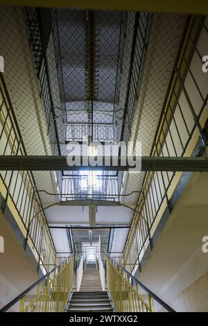 Bautzen Stasi Knast Gedenkstätte im sächsischen Bautzen gab es es historisch zwei Gefängnisse, die heute insbesondere für Unrecht und politische Verfolgung in der Sowjetischen Besatzungszone und in der DDR bekannt sind. Zwischen 1902 und 1906 wurde an der Lessingstraße in der Bautzener Ostvorstadt ein großzügiges neues Gerichtsgebäude errichtet, dem ein Vollzugskomplex angeschlossen war. Dieser umfasste 134 Einzel-, 23 Dreimann-, 2 Durchgangs-, 4 Kranken- und 5 Arrestzellen. Von 1945 bis 1949 diente es der sowjetischen Militärverwaltung als Untersuchungsgefängnis, von wo aus die Verurteilten dire Stockfoto