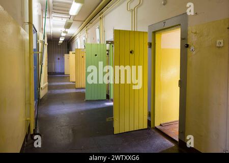 Bautzen Stasi Knast Gedenkstätte im sächsischen Bautzen gab es es historisch zwei Gefängnisse, die heute insbesondere für Unrecht und politische Verfolgung in der Sowjetischen Besatzungszone und in der DDR bekannt sind. Zwischen 1902 und 1906 wurde an der Lessingstraße in der Bautzener Ostvorstadt ein großzügiges neues Gerichtsgebäude errichtet, dem ein Vollzugskomplex angeschlossen war. Dieser umfasste 134 Einzel-, 23 Dreimann-, 2 Durchgangs-, 4 Kranken- und 5 Arrestzellen. Von 1945 bis 1949 diente es der sowjetischen Militärverwaltung als Untersuchungsgefängnis, von wo aus die Verurteilten dire Stockfoto