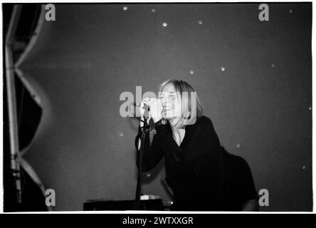 PORTIHEAD, BRISTOL FREE CONCERT, 1998: Beth Gibbons of Portishead singt beim Bristol Community Free Festival in Ashton Court, Bristol, England am 19. Juli 1998. Die Band tourte mit ihrem 2. Album Portishead und ging kurz nach diesem Konzert eine 9-jährige Pause ein. Foto: Rob Watkins. INFO: Portishead, eine britische Trip-Hop-Band, die 1991 gegründet wurde, definierte elektronische Musik mit ihrem düsteren, atmosphärischen Sound neu. Alben wie 'Dummy' präsentierten ihre eindringlichen Melodien und Beth Gibbons emotionalen Gesang und festigten damit ihren Status als Pioniere des Genres. Stockfoto