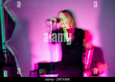 PORTIHEAD, BRISTOL FREE CONCERT, 1998: Beth Gibbons of Portishead singt beim Bristol Community Free Festival in Ashton Court, Bristol, England am 19. Juli 1998. Die Band tourte mit ihrem 2. Album Portishead und ging kurz nach diesem Konzert eine 9-jährige Pause ein. Foto: Rob Watkins. INFO: Portishead, eine britische Trip-Hop-Band, die 1991 gegründet wurde, definierte elektronische Musik mit ihrem düsteren, atmosphärischen Sound neu. Alben wie 'Dummy' präsentierten ihre eindringlichen Melodien und Beth Gibbons emotionalen Gesang und festigten damit ihren Status als Pioniere des Genres. Stockfoto