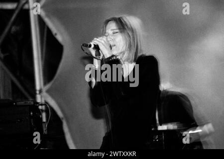 PORTIHEAD, BRISTOL FREE CONCERT, 1998: Beth Gibbons of Portishead singt beim Bristol Community Free Festival in Ashton Court, Bristol, England am 19. Juli 1998. Die Band tourte mit ihrem 2. Album Portishead und ging kurz nach diesem Konzert eine 9-jährige Pause ein. Foto: Rob Watkins. INFO: Portishead, eine britische Trip-Hop-Band, die 1991 gegründet wurde, definierte elektronische Musik mit ihrem düsteren, atmosphärischen Sound neu. Alben wie 'Dummy' präsentierten ihre eindringlichen Melodien und Beth Gibbons emotionalen Gesang und festigten damit ihren Status als Pioniere des Genres. Stockfoto