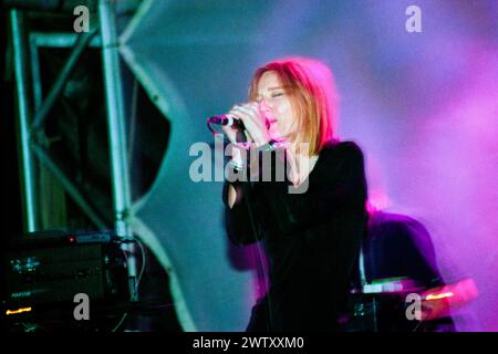 PORTIHEAD, BRISTOL FREE CONCERT, 1998: Beth Gibbons of Portishead singt beim Bristol Community Free Festival in Ashton Court, Bristol, England am 19. Juli 1998. Die Band tourte mit ihrem 2. Album Portishead und ging kurz nach diesem Konzert eine 9-jährige Pause ein. Foto: Rob Watkins. INFO: Portishead, eine britische Trip-Hop-Band, die 1991 gegründet wurde, definierte elektronische Musik mit ihrem düsteren, atmosphärischen Sound neu. Alben wie 'Dummy' präsentierten ihre eindringlichen Melodien und Beth Gibbons emotionalen Gesang und festigten damit ihren Status als Pioniere des Genres. Stockfoto