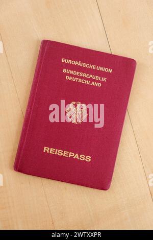 Deutscher Reisepass auf einem Tisch liegend *** Deutscher Reisepass auf einem Tisch liegend Nordrhein-Westfalen Deutschland, Deutschland GMS11342 Stockfoto