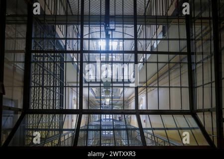 Bautzen Stasi Knast Gedenkstätte im sächsischen Bautzen gab es es historisch zwei Gefängnisse, die heute insbesondere für Unrecht und politische Verfolgung in der Sowjetischen Besatzungszone und in der DDR bekannt sind. Zwischen 1902 und 1906 wurde an der Lessingstraße in der Bautzener Ostvorstadt ein großzügiges neues Gerichtsgebäude errichtet, dem ein Vollzugskomplex angeschlossen war. Dieser umfasste 134 Einzel-, 23 Dreimann-, 2 Durchgangs-, 4 Kranken- und 5 Arrestzellen. Von 1945 bis 1949 diente es der sowjetischen Militärverwaltung als Untersuchungsgefängnis, von wo aus die Verurteilten dire Stockfoto