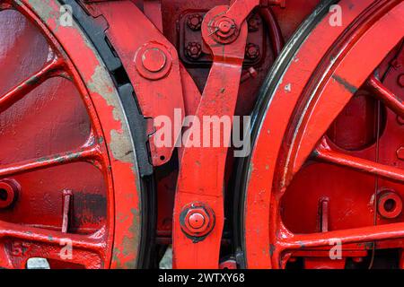 Zwei rote Räder einer alten Dampflokomotive mit Bremse Stockfoto