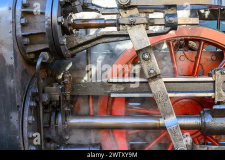 Eine Verbindung einer alten Dampflokomotive mit einem roten Rad Stockfoto