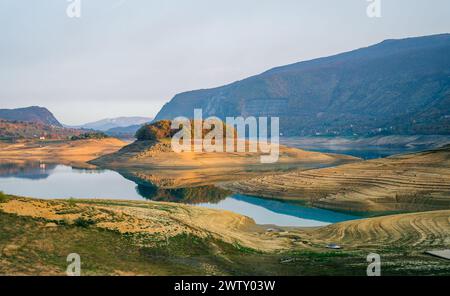 Wunderschöner Ramsko-See in der Zeit der Dürre in Bosnien und Herzegowina. Blick auf den fantastischen bosnischen See Ramsko jezero oder Ramsko lahke im Herbst mit Stockfoto