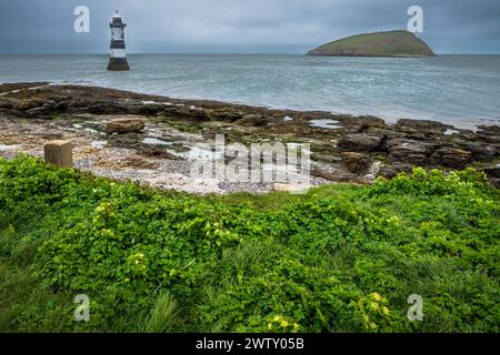 Penmon Leuchtturm in der Nähe von Puffin Island auf Anglesey, Ynys Mon Nordwales. Stockfoto