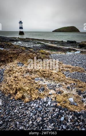 Penmon Leuchtturm in der Nähe von Puffin Island auf Anglesey, Ynys Mon Nordwales. Stockfoto