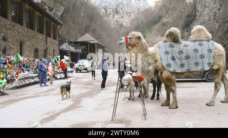 Georgien, Tiflis - 26. September 2023: Basar mit Menschen in den Bergen. Archivmaterial. Touristenbasar mit Souvenirs zwischen felsigen Bergen. Souvenirs Stockfoto