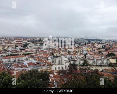 Malerisches Lissabonner Stadtbild von der Burgmauer aus gesehen Stockfoto