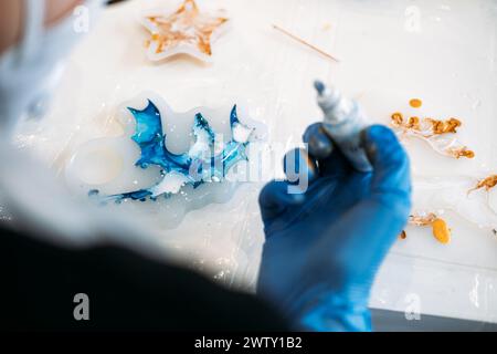 Handarbeit mit Epoxidharz und Pigmenten Stockfoto