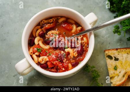 Hausgemachte Pasta e fagioli | Pasta mit Bohnen, selektiver Fokus Stockfoto