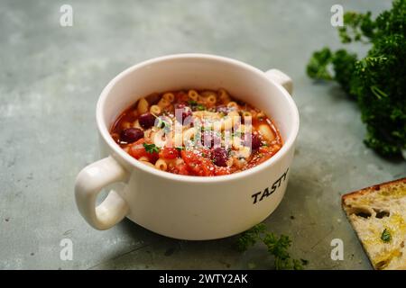 Hausgemachte Pasta e fagioli | Pasta mit Bohnen, selektiver Fokus Stockfoto