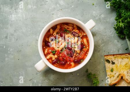 Hausgemachte Pasta e fagioli | Pasta mit Bohnen, selektiver Fokus Stockfoto